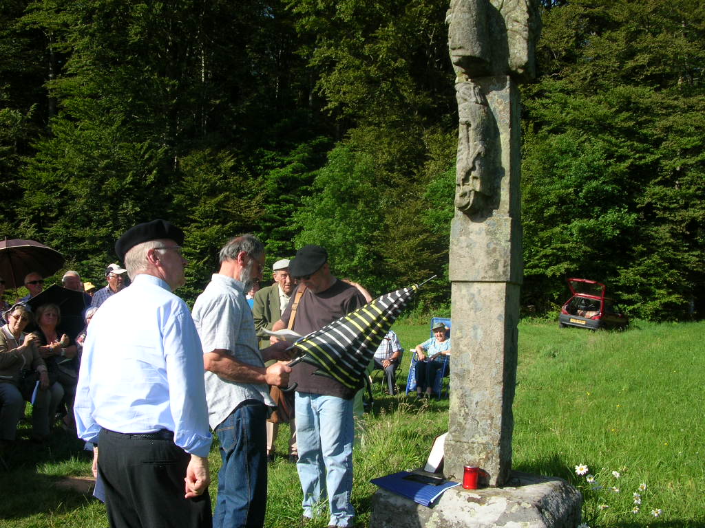 Croix du Jéranceau Avec le Pere Eveque 005