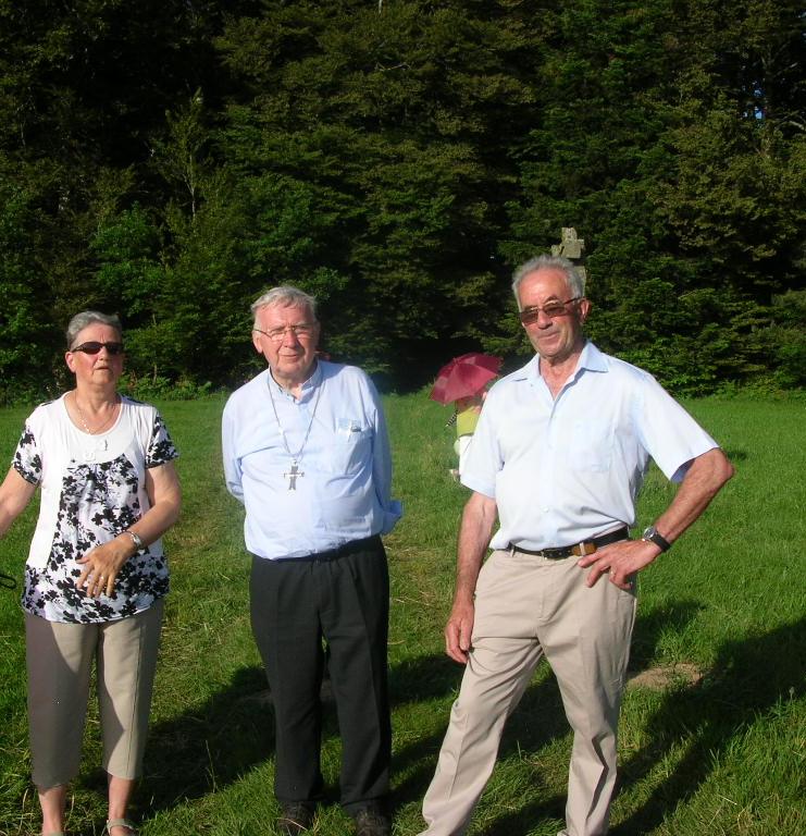 Croix du Jéranceau Avec le Pere Eveque 027